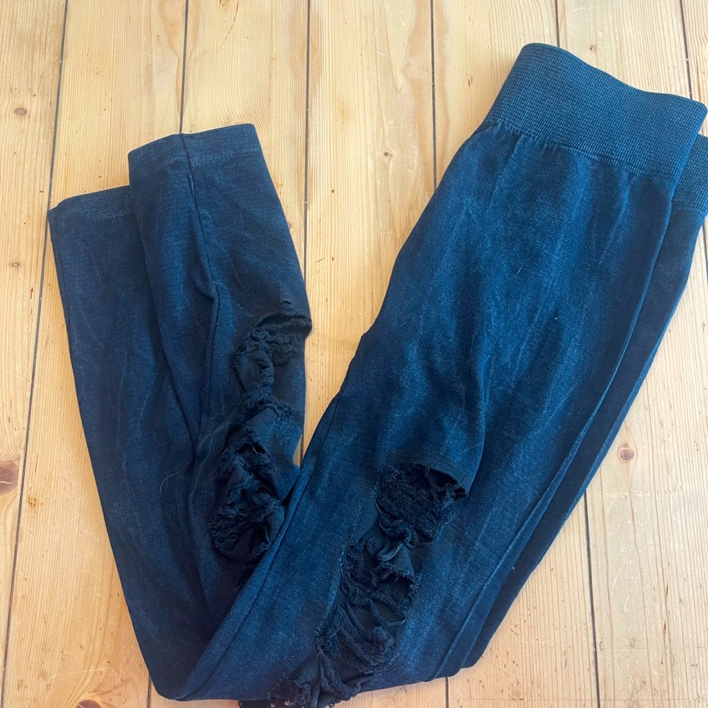 Leggings with destruction